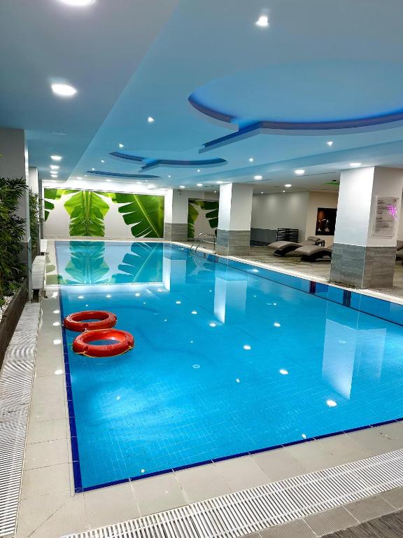 02-نمای-استخر-هتل-5-ستاره-رامادا-بای-ویندهام-مرتر-استانبول-Hotel-5-setare-Wyndham-Pool-Istanbul-min.jpg