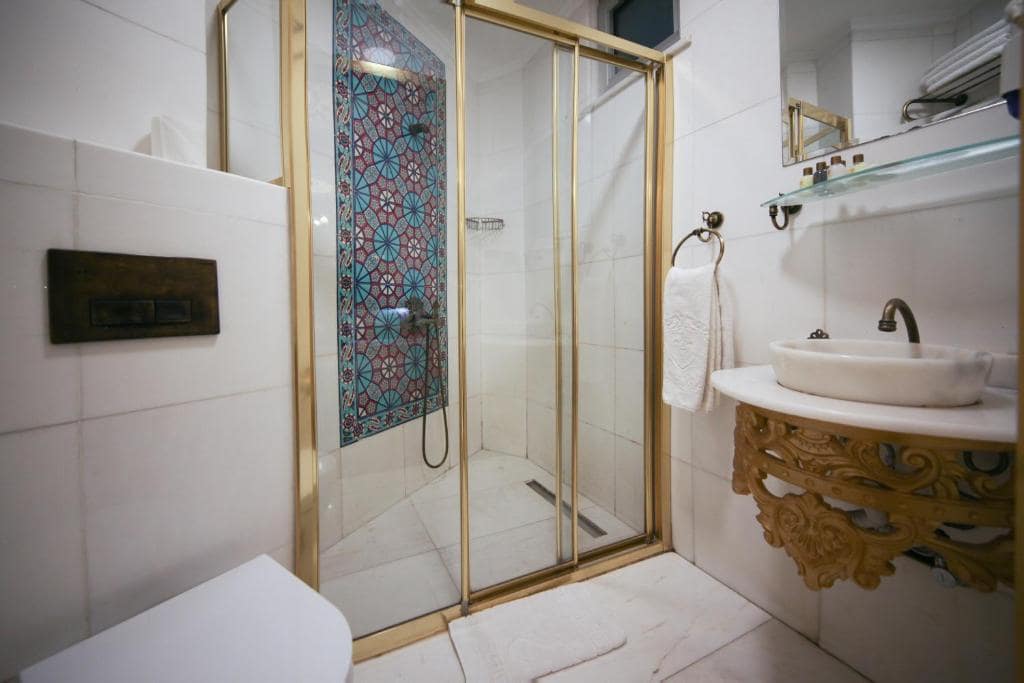 05-نمای-حمام-هتل-4-ستاره-وایت-مونارچ-استانبول-Bathroom-Hotel-4-Setare-White-Monarch-Istanbul.jpg