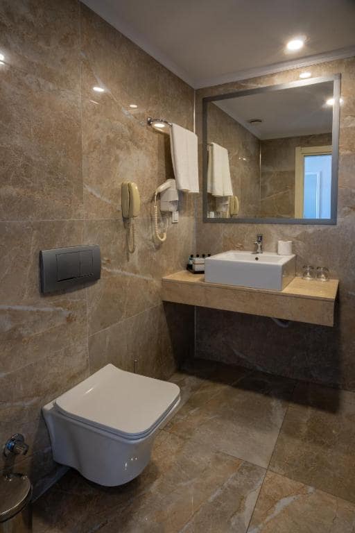 18-سرویس-بهداشتی-هتل-4-ستاره-فور-ریزورت-اند-اسپا-آنتالیا- Fore-Resort-&-Spa-Hotel-Antalya-Bathroom.jpg