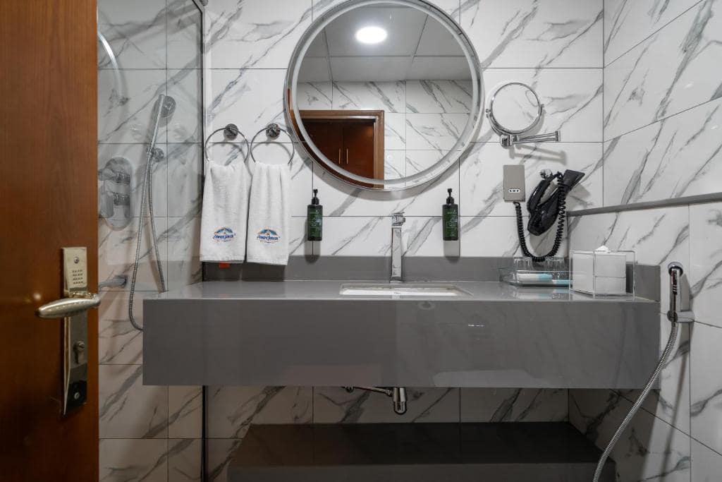 41-سرویس-بهداشتی-هتل-3-ستاره-هاوارد-جانسون-بر-دبی- Howard-Johnson-Bur-Dubai-Bathroom.jpg