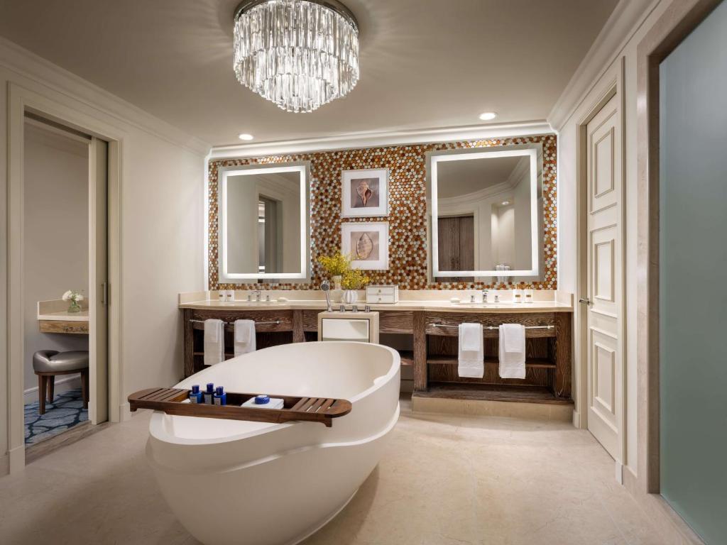 28-سرویس-بهداشتی-هتل-5-ستاره-آتلانتیس-دبی- Atlantis-The-Palm-Bathroom.jpg
