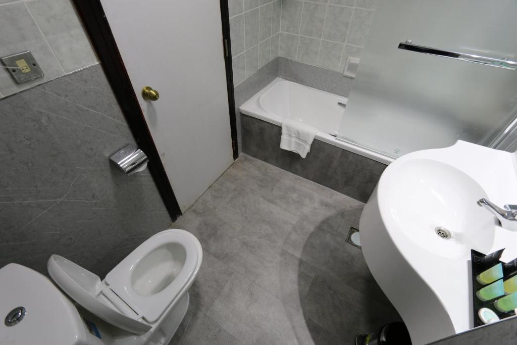 13-سرویس-بهداشتی-هتل-3-ستاره-گرند-می-فیر-دبی- Grand-Mayfair-Hotel-Bathroom.jpg