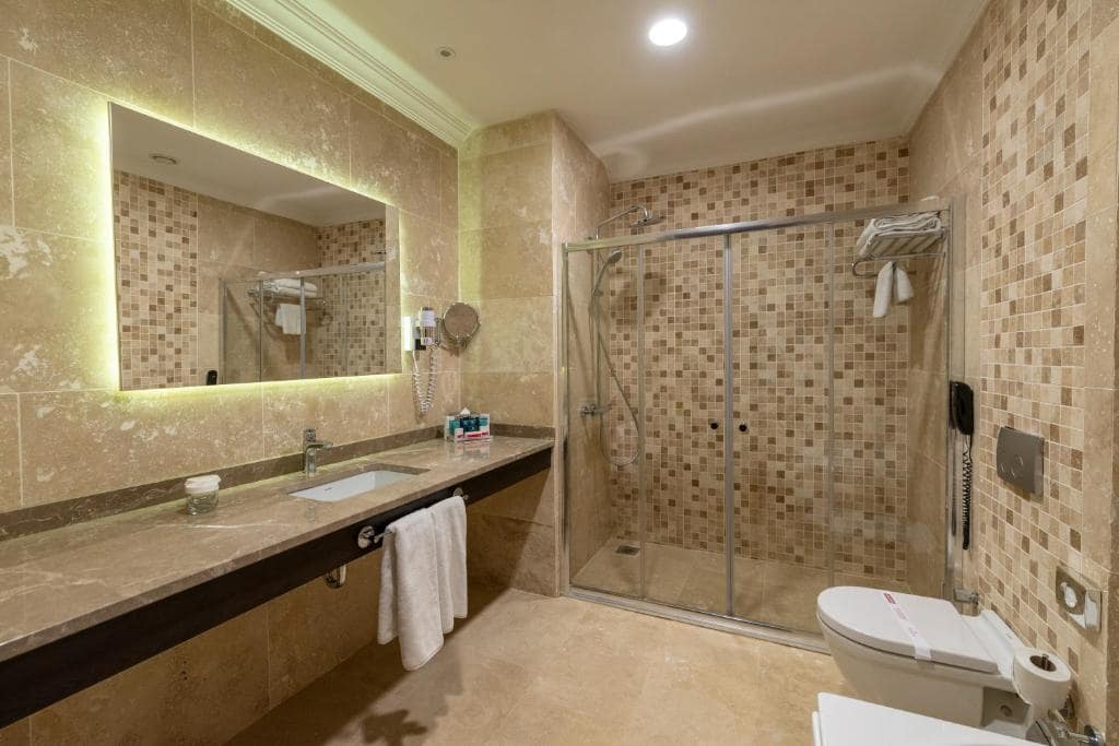03-نمای-دستشویی-حمام-هتل-5-ستاره-رامادا-بای-ویندهام-مرتر-استانبول-Bathroom-Toilet-Hotel-5-setare-Wyndham-Merter-Istanbul-min.jpg