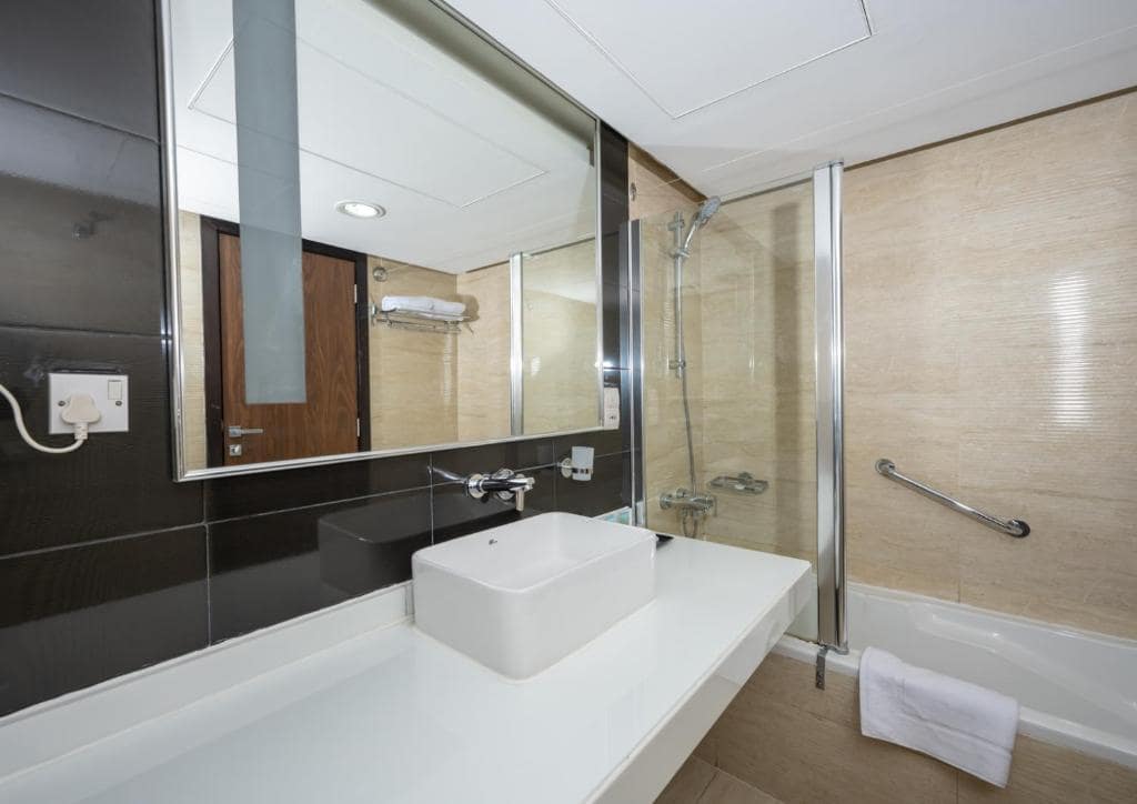 24-سرویس-بهداشتی-هتل-4-ستاره-پرل-سوئیس-دبی- Pearl-Swiss-Hotel-Dubai-Bathroom.jpg