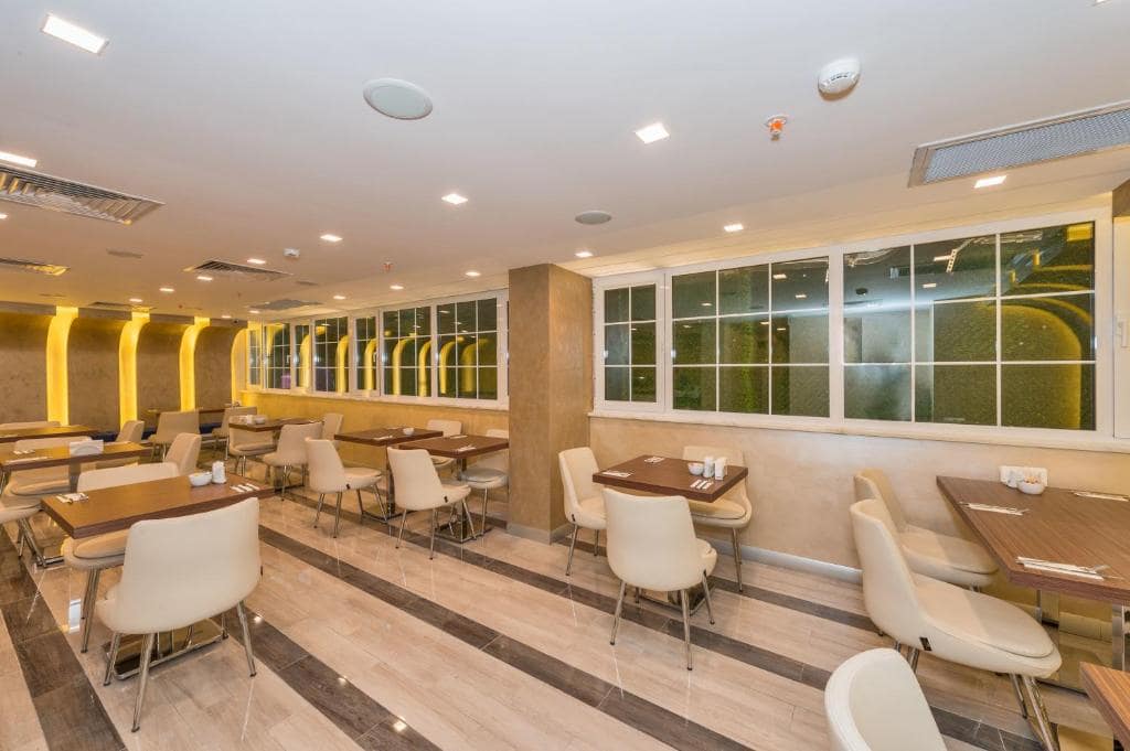 03-هتل-4-ستاره-اینتل-استانبول-نمای-غذاخوری-Dining-Hotel-4-Setare-Inntel-Estanbul.jpg
