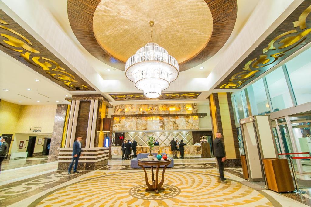 04 لابی هتل 5 ستاره ددمان قونیه Dedeman Konya Hotel.jpg