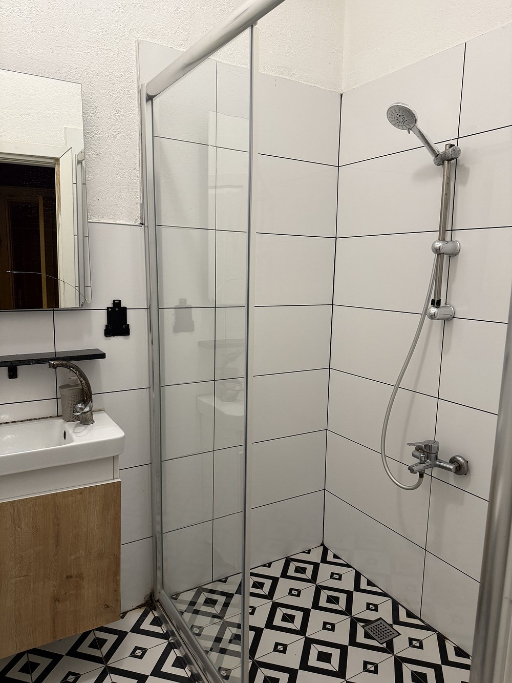 هتل-3-ستاره-امی-تکسیم-نمای-سرویس-بهداشتی-حمامHotel-4-Setare-Emmy-taksim-Bathroom-toilet-1.jpg