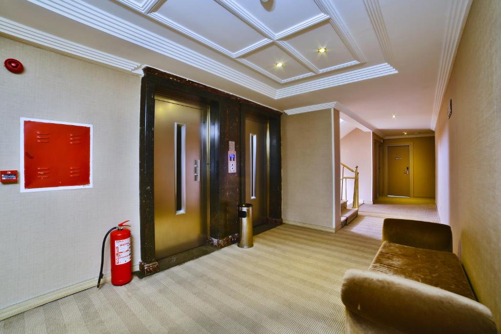 17-آسانسور-Hotel-Grand-Emin-هتل-گرند-امین-استانبول.jpg
