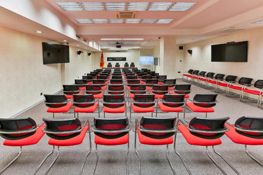 42-اتاق-کنفرانس- هتل-3-ستاره-کینز-پارک-دبی- Kings-Park-Hotel-Dubai-Restaurant-Conference-Room.jpg