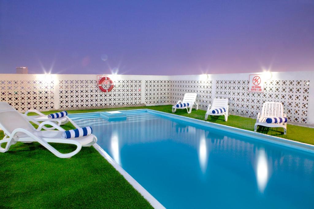 35 استخر  هتل سه ستاره لند مارک بنی یاس دبی Landmark Hotel Baniyas Dubai.jpg