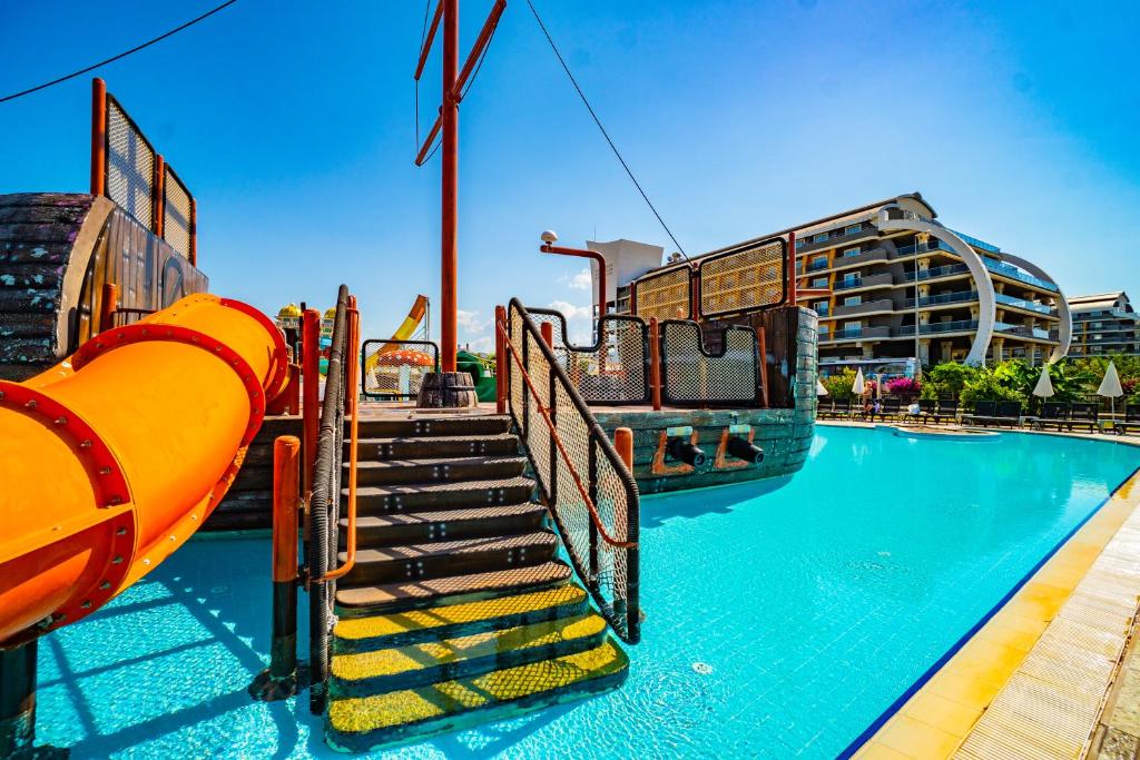 19-استخر-هتل-5-ستاره-سنزا-د-این-ریزورت-آنتالیا- Senza-The-Inn-Resort-Antalya-Pool.jpg