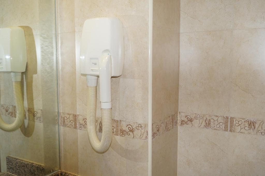 30-سرویس-بهداشتی-هتل-4-ستاره-گرند-سنترال-دبی- Grand-Central-Dubai-Hotel-Bathroom.jpg