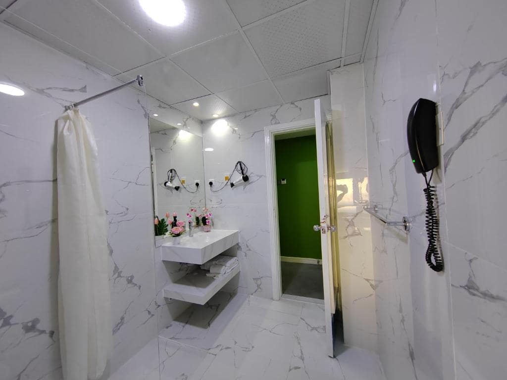 30-سرویس-بهداشتی-هتل-3-ستاره-لی-پارادایس-پالاس-دبی- Le-Paradise-Palace-Dubai-Bathroom.jpg