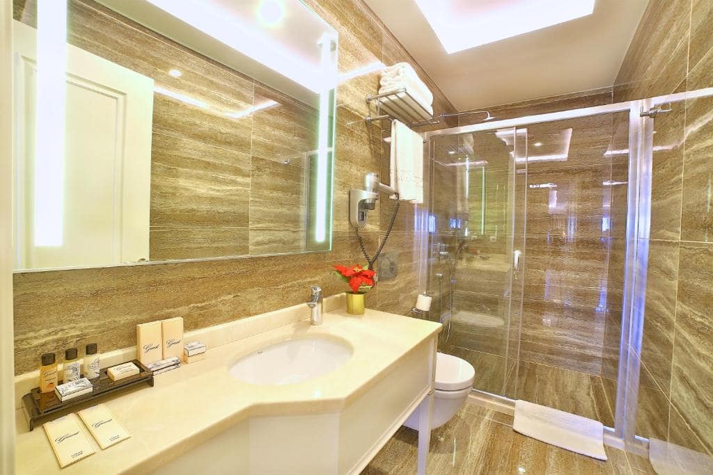 هتل-4-ستاره-بوکه-استانبل-سرویس-بهداشتی-حمام-Hotel-4-Setare-Buke-Istanbul-Bathtub-Toilet1.jpg