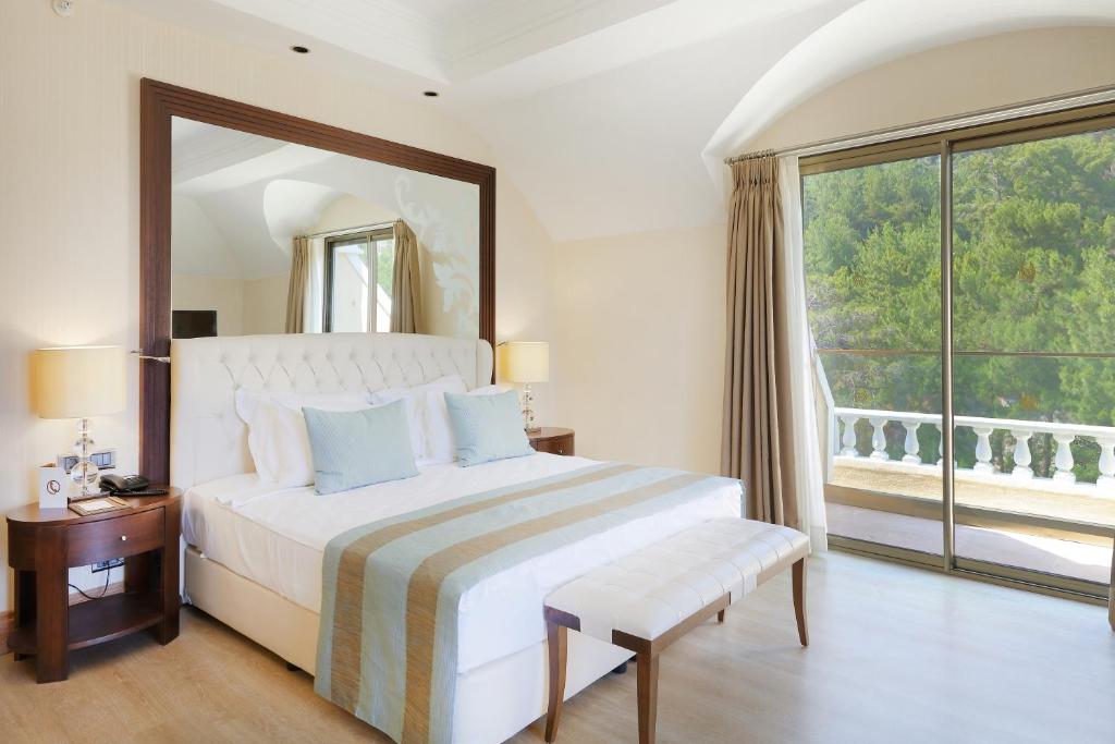 09-اتاق-هتل-5-ستاره-جوجو-پریمیر- Juju-Premier-Palace-Room.jpg