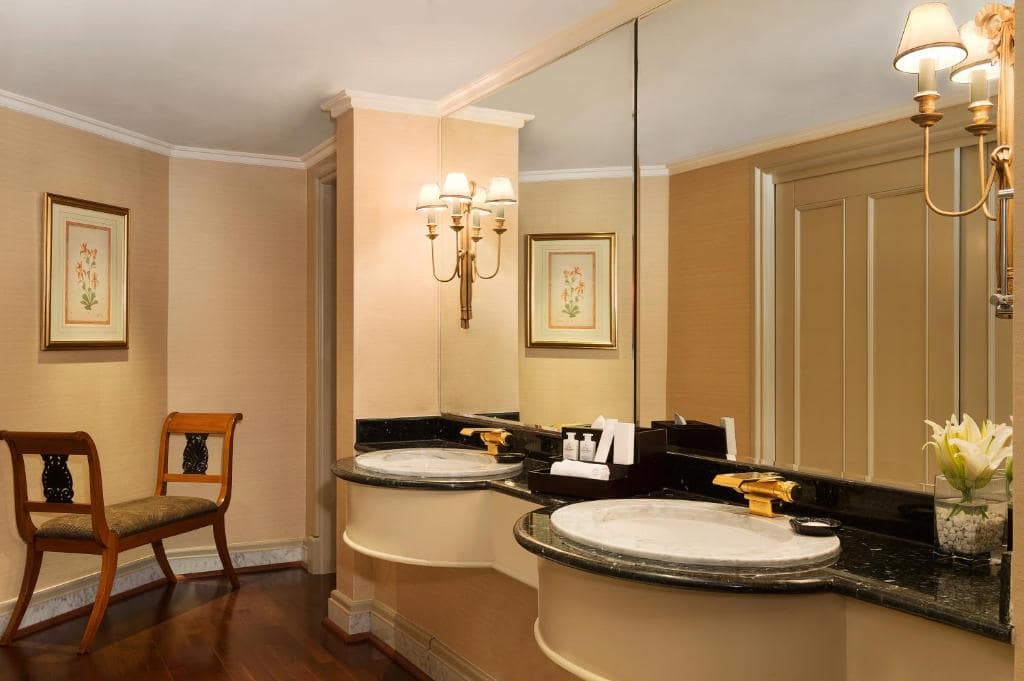 23-سرویس-بهداشتی-هتل-4 ستاره-د-بریستول-این-دبی- The-Bristol-Inn-Hotel-Dubai-Bathroom.jpg