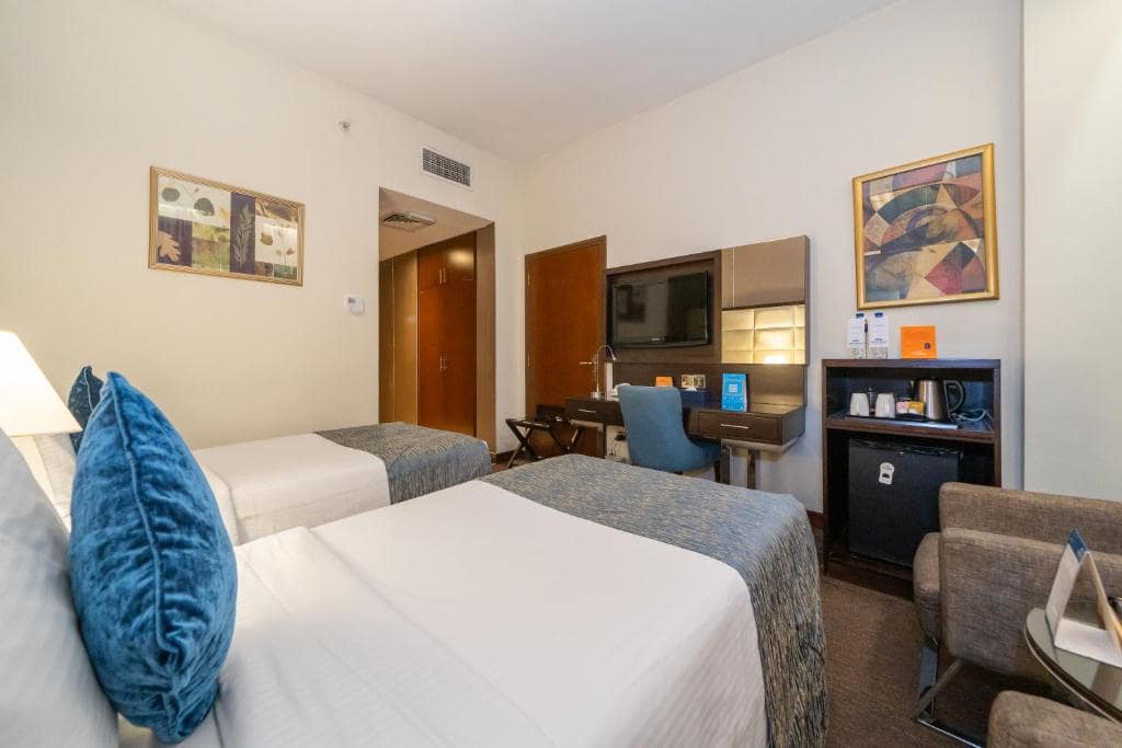 14-اتاق-خواب-هتل-3-ستاره-هاوارد-جانسون-بر-دبی- Howard-Johnson-Bur-Dubai-Bedroom.jpg