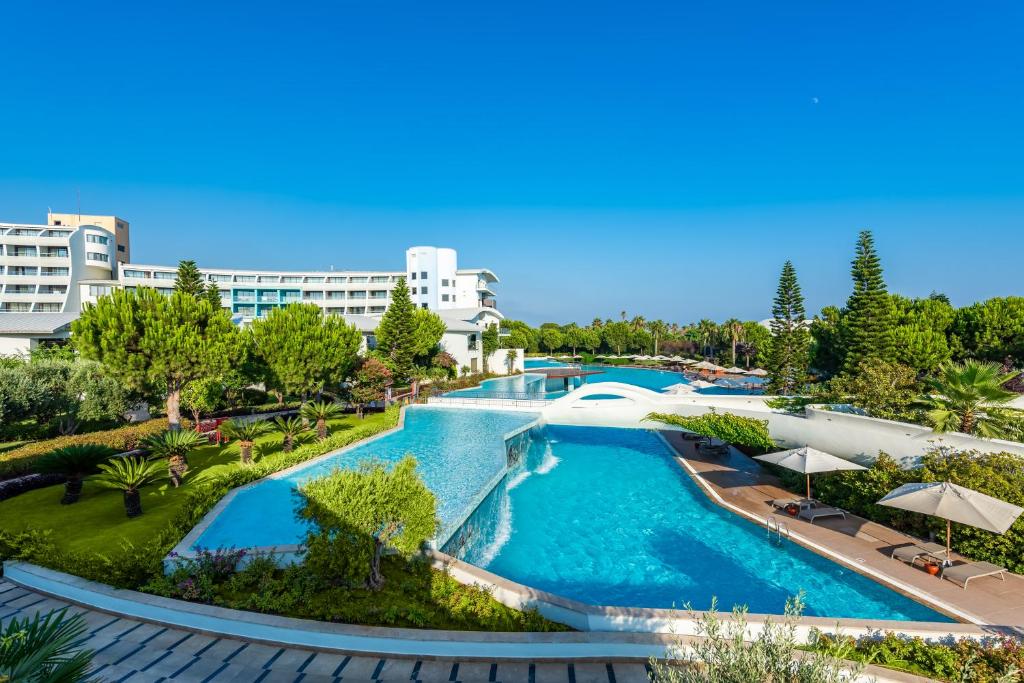 13 استخر هتل 5 ستاره کرنلیا دیاموند گلف ریزورت اند اسپا آنتالیاCornelia Diamond Golf Resort & Spa Antalya.jpg