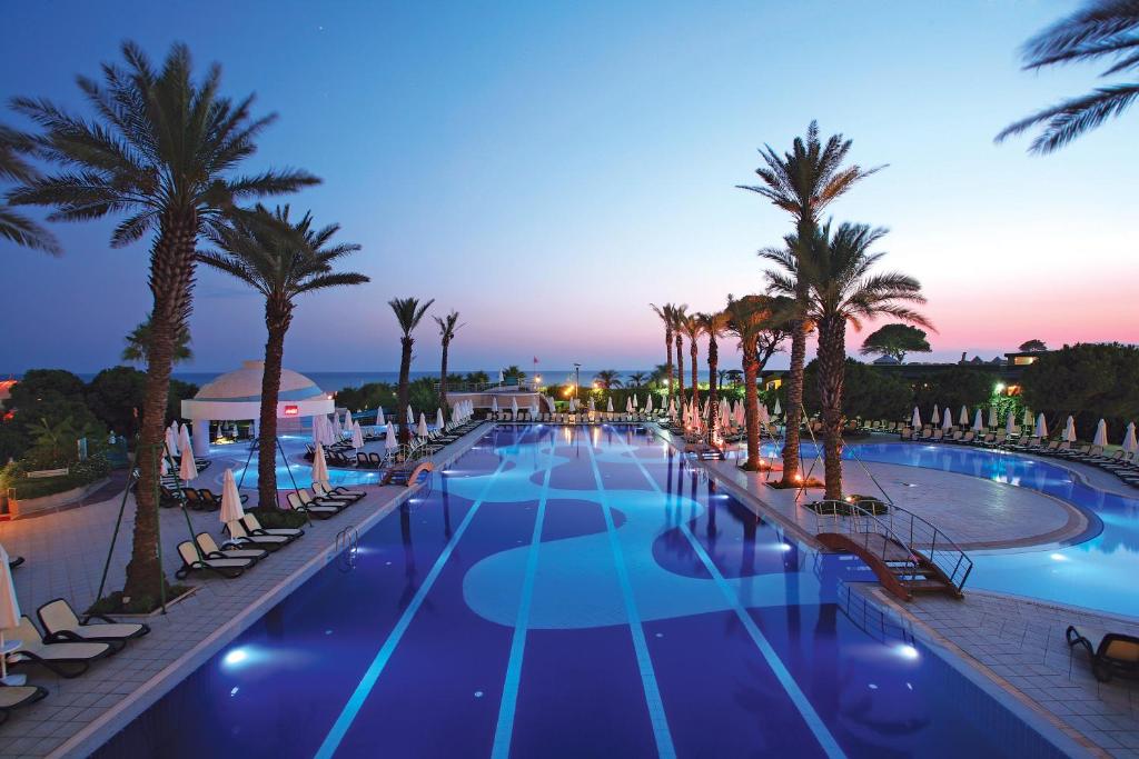 42 استخر هتل 5 ستاره لیماک آتلانتیس دلوکس ریزورت آنتالیا Limak Atlantis Deluxe Resort Hotel Antalya.jpg