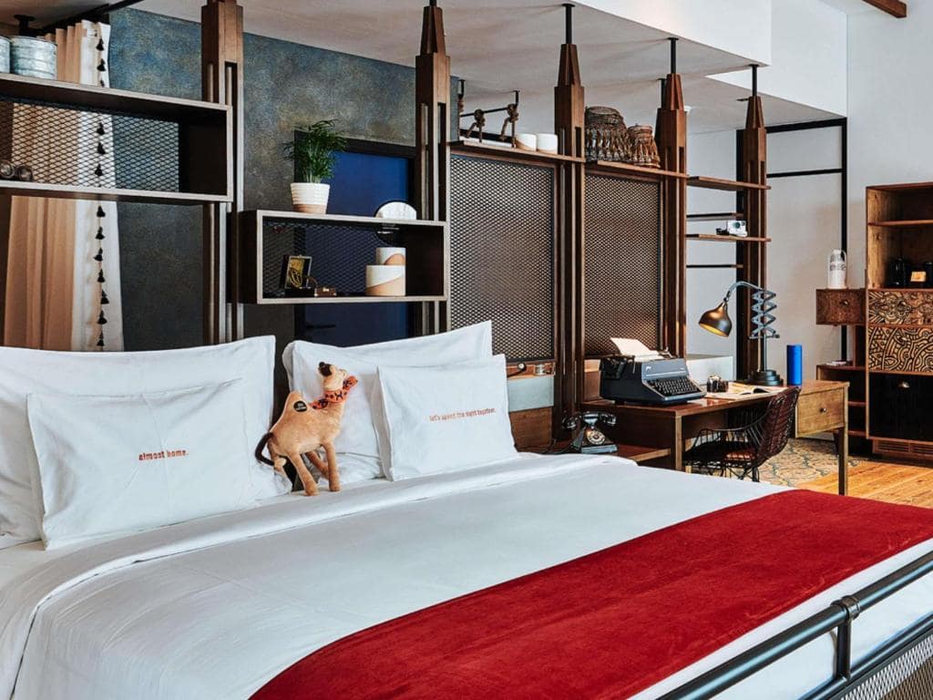 41-اتاق-خواب-هتل-5 ستاره-25-ساعت-وان-سنترال-دبی-25Hours-Hotel-Dubai-One-Central-Bedroom.jpg