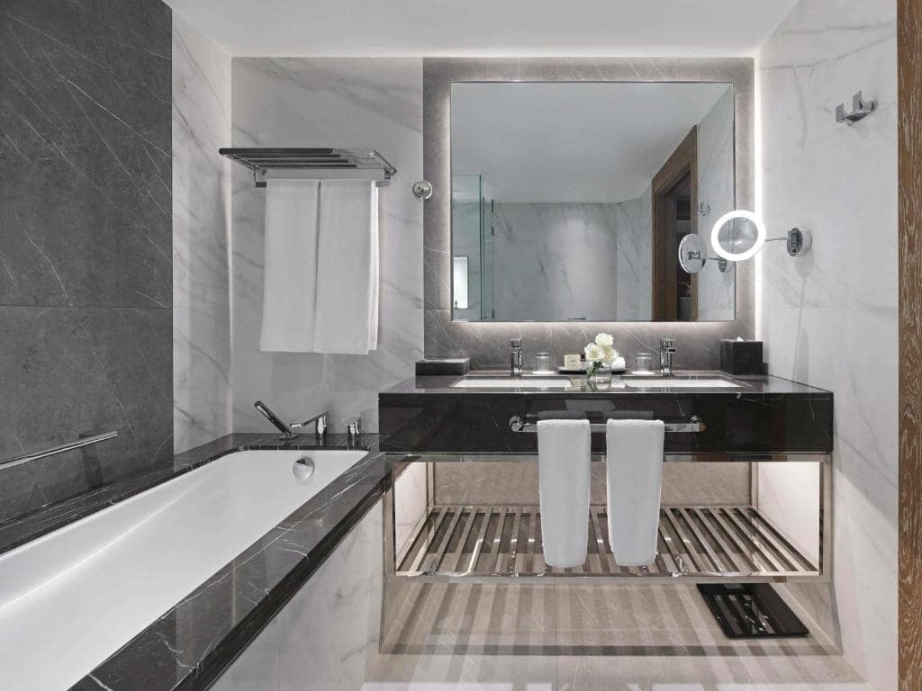 27-سرویس-بهداشتی-هتل-5-ستاره-فیرمونت-عجمان-دبی- Fairmont-Ajman-Dubai-Bathroom.jpg