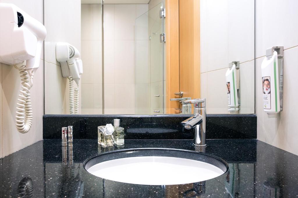 14-سرویس-بهداشتی-هتل-3-ستاره-آیبیس-سیتی-سنتر-دبی- Hotel-Ibis-City-Center-Bathroom.jpg
