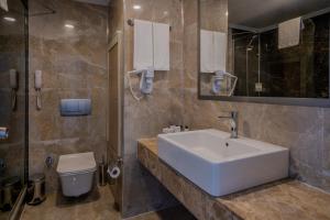 19-سرویس-بهداشتی-هتل-4-ستاره-فور-ریزورت-اند-اسپا-آنتالیا- Fore-Resort-&-Spa-Hotel-Antalya-Bathroom.jpg