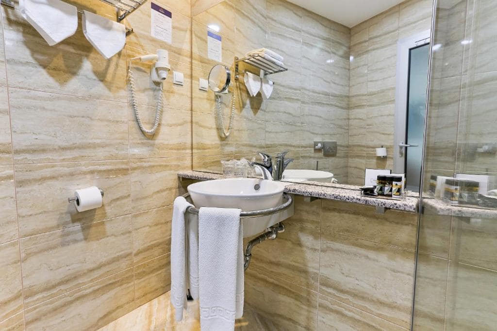 13-سرویس-بهداشتی-هتل-3-ستاره-کینز-پارک-دبی- Kings-Park-Hotel-Dubai-Bathroom.jpg