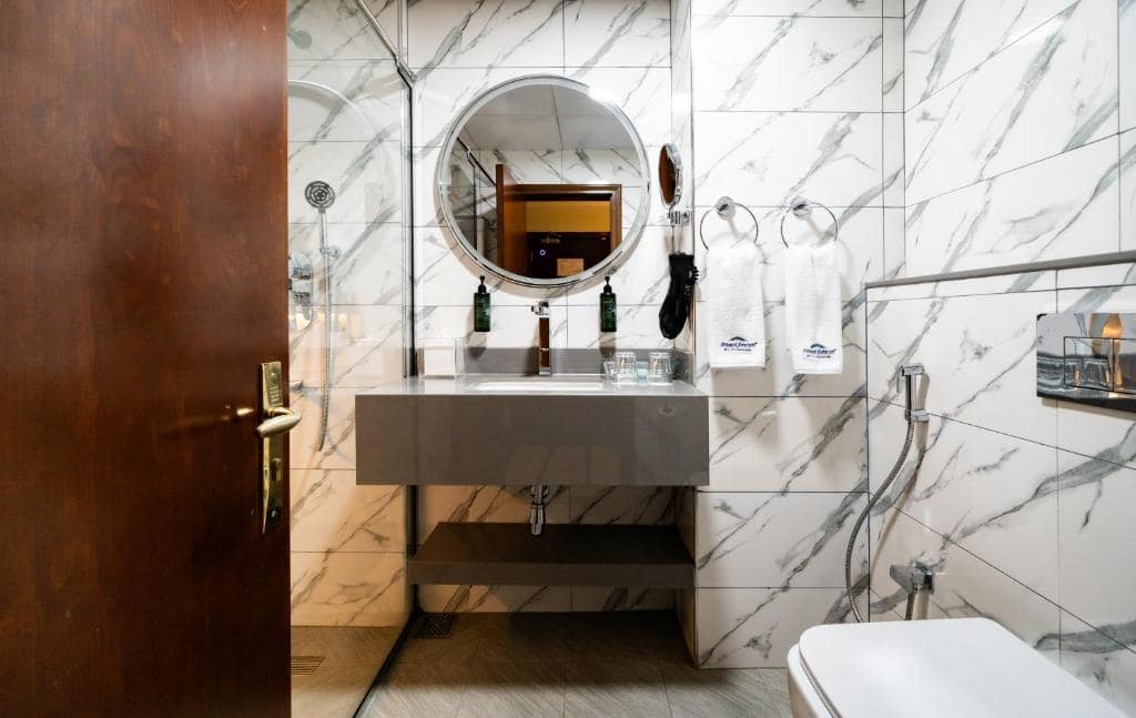42-سرویس-بهداشتی-هتل-3-ستاره-هاوارد-جانسون-بر-دبی- Howard-Johnson-Bur-Dubai-Bathroom.jpg