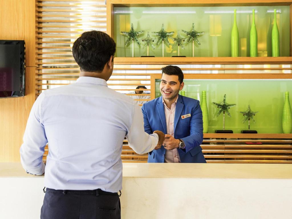 24-محوطه-هتل-3-ستاره-آیبیس-سیتی-سنتر-دبی- Hotel-Ibis-City-Center-Grounds.jpg