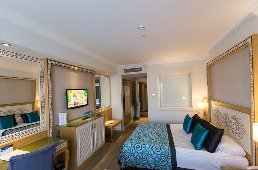 08 اتاق هتل 5 ستاره کریستال واترورد ریزورت اند اسپا آنتالیا Crystal Waterworld Resort.jpg