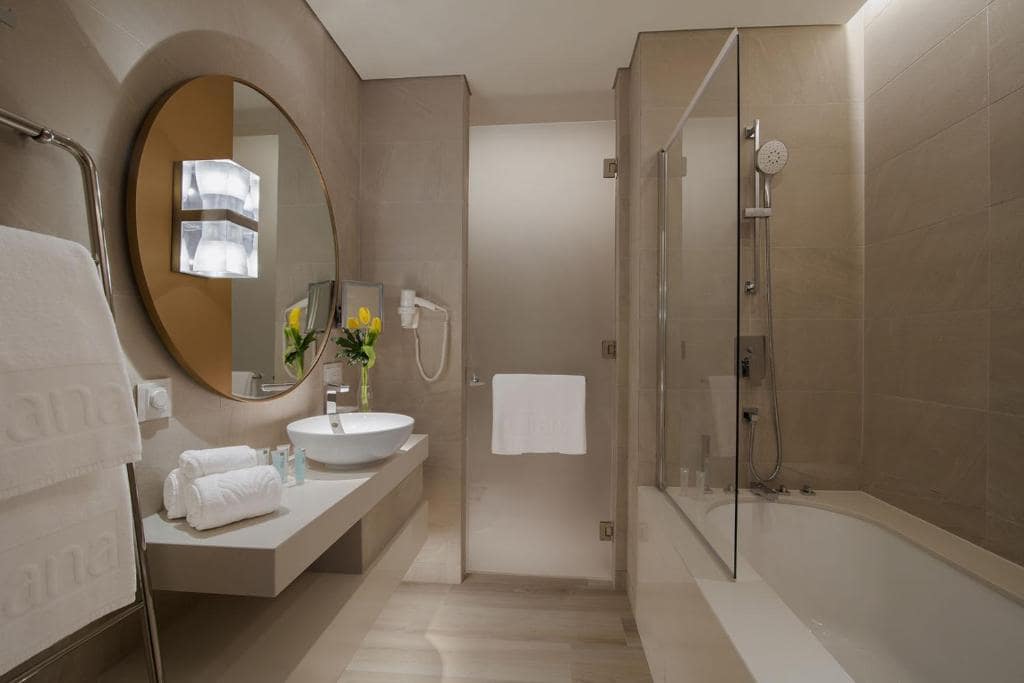 27-سرویس-بهداشتی-هتل-5-ستاره-البندر-روتانا-کریک-دبی- Al-Bandar-Rotana-Dubai-Creek-Bathroom.jpg
