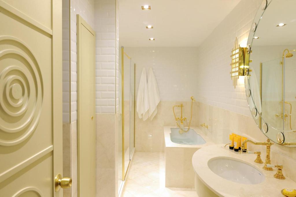 21-سرویس-Taxim-Hill-Hotel-Istanbul-هتل-تکسیم-هیل-استانبول.jpg