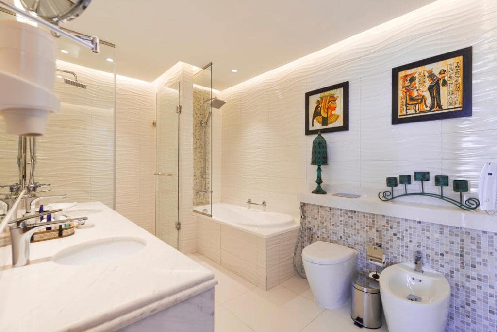 22-سرویس-بهداشتی-هتل-5-ستاره-رویال-سنترال-د-پالم-دبی- Royal-Central-Hotel-The-Palm-Bathroom.jpg