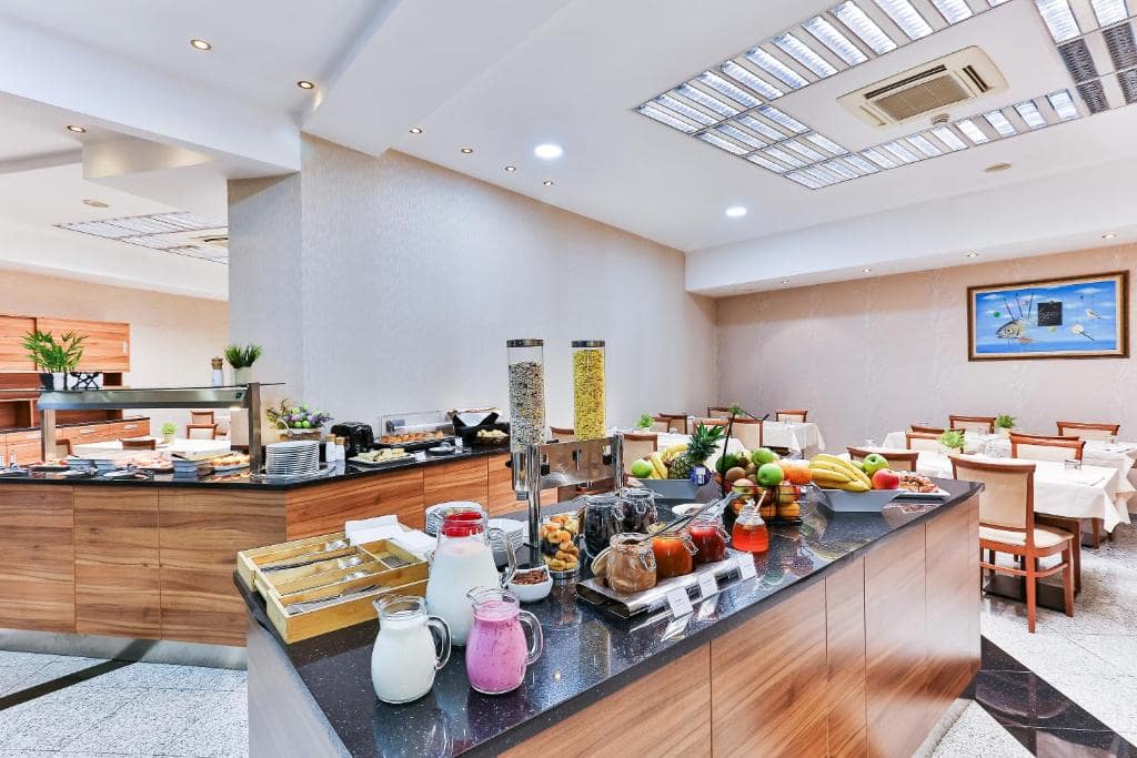 33-رستوران-هتل-3-ستاره-کینز-پارک-دبی- Kings-Park-Hotel-Dubai-Restaurant.jpg