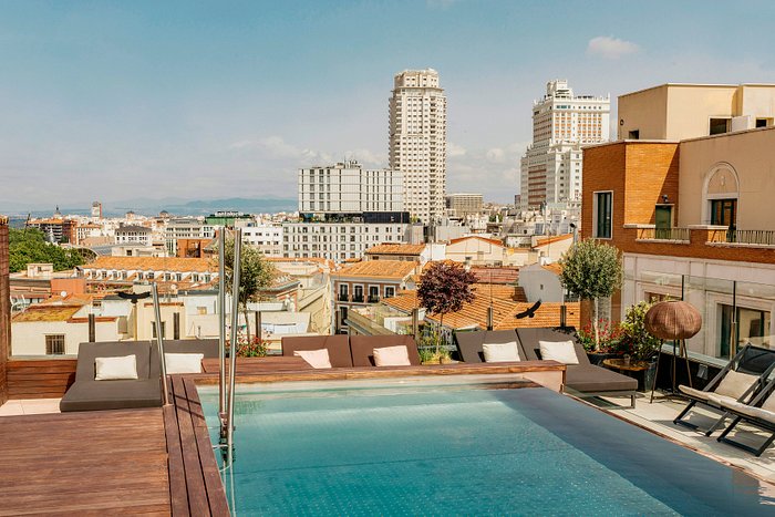 02 استخر هتل 5 ستاره پالاسیو د لوس دوکس گرن ملیا Palacio de los Duques Gran Meliá.jpg