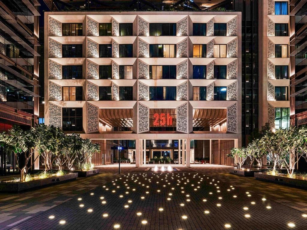 01-نمای-هتل-5 ستاره-25-ساعت-وان-سنترال-دبی-25Hours-Hotel-Dubai-One-Central-View.jpg