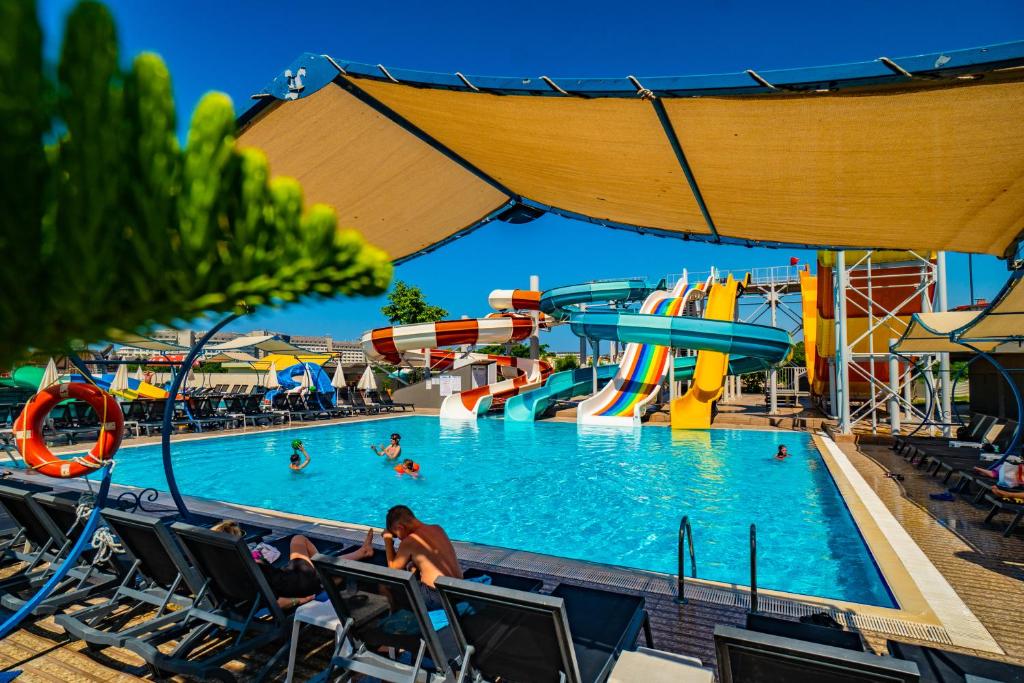 20-استخر-هتل-5-ستاره-سنزا-د-این-ریزورت-آنتالیا- Senza-The-Inn-Resort-Antalya-Pool.jpg