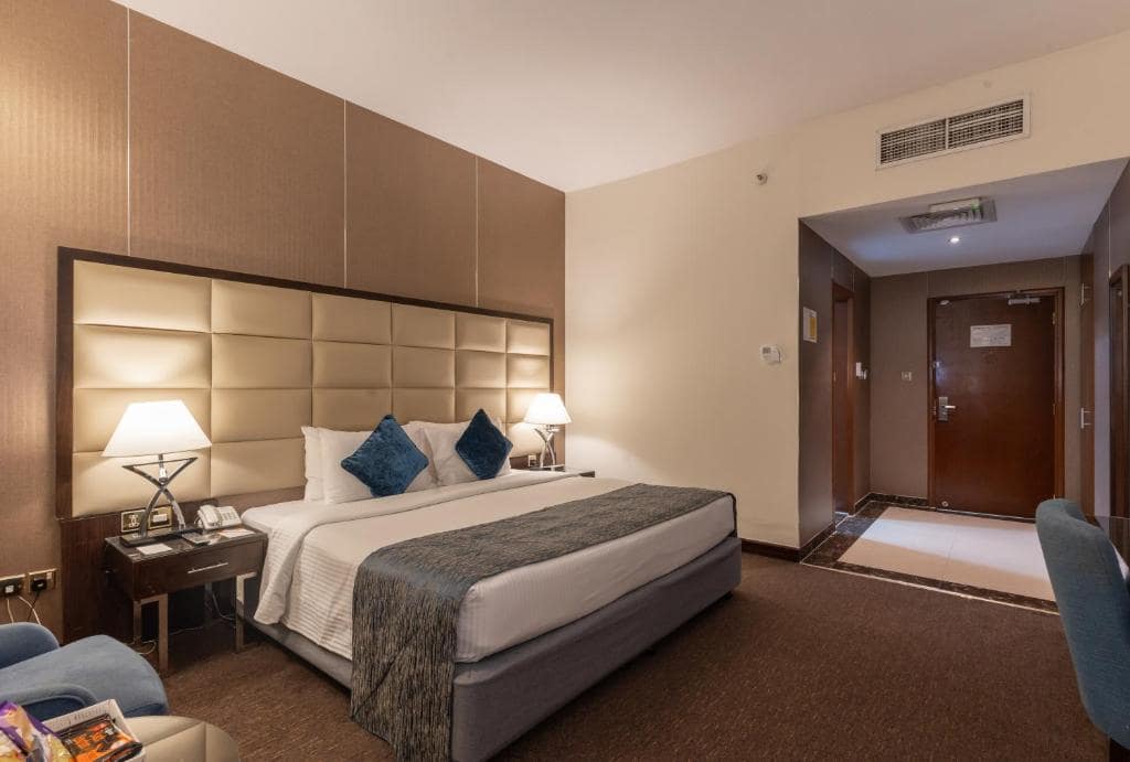 06-اتاق-خواب-هتل-3-ستاره-هاوارد-جانسون-بر-دبی- Howard-Johnson-Bur-Dubai-Bedroom.jpg