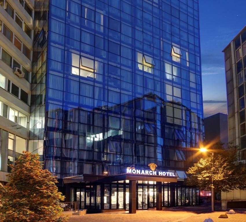 01-نمای-بیرونی-هتل-4-ستاره-وایت-مونارچ-استانبول-View-Hotel-4-Setare-White-Monarch-Istanbul.jpg