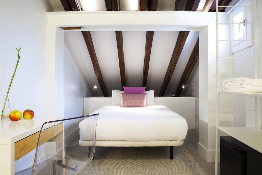 06-اتاق-هتل-دو-ستاره-آرتریپ-مادرید-Artrip-Hotel-Madrid.jpg