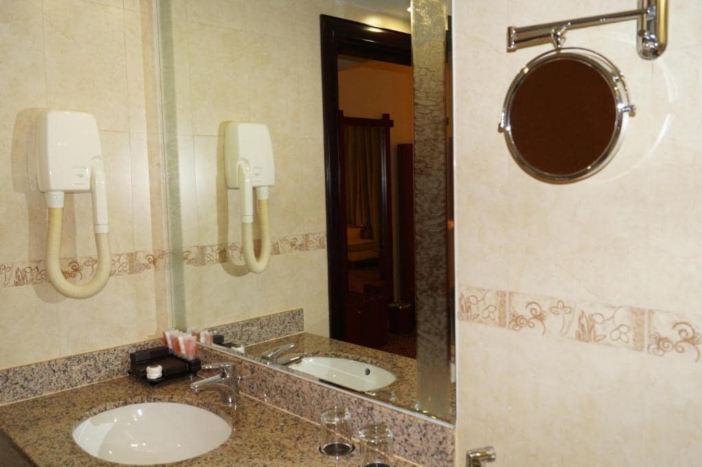 31-سرویس-بهداشتی-هتل-4-ستاره-گرند-سنترال-دبی- Grand-Central-Dubai-Hotel-Bathroom.jpg