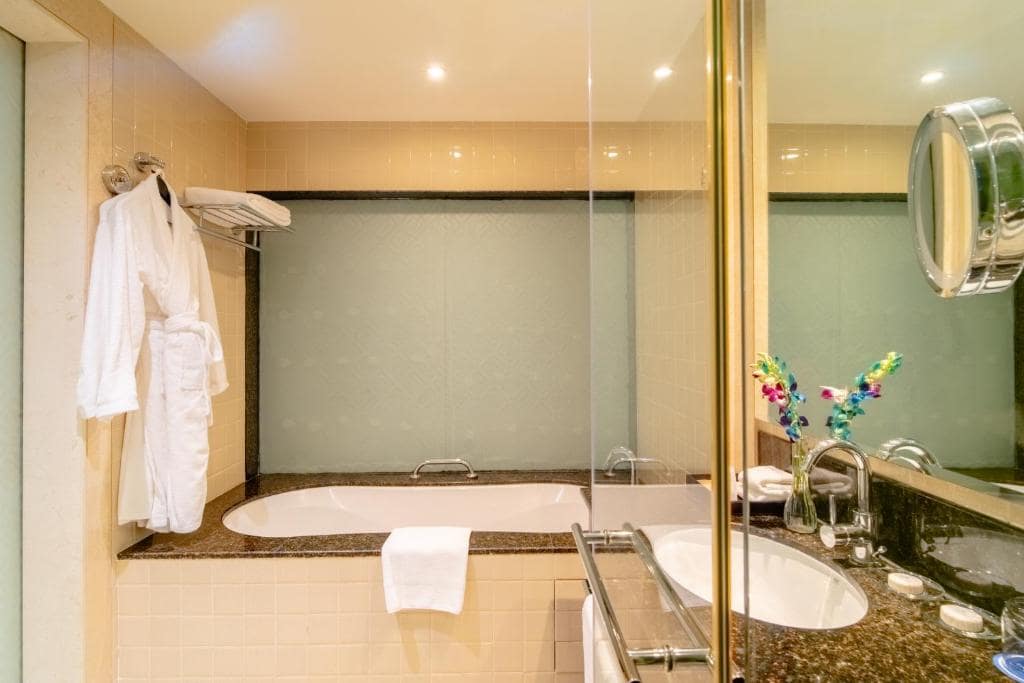 27-سرویس-بهداشتی-هتل-5-ستاره-آسیانا-دبی- Asiana-Hotel-Dubai-Bathroom.jpg