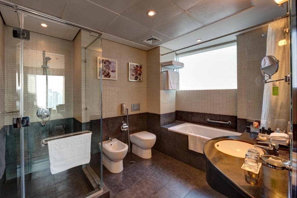 24-سرویس-بهداشتی-هتل-4-ستاره-رز-ریحان-بای-روتانا-دبی- Rose-Rayhaan-by-Rotana-Dubai-Bathroom.jpg