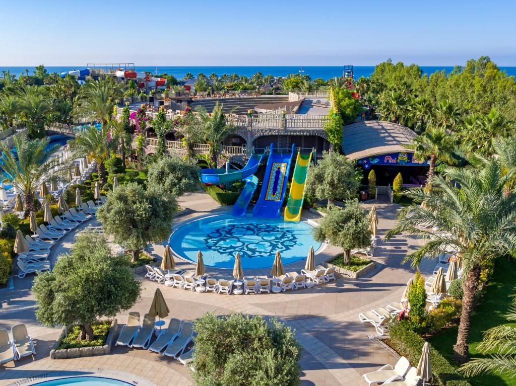 21-استخر-هتل-5-ستاره-رویال-تاورز-لارا-آنتالیا Royal-Towers-Lara-Hotel-Antalya-Pool-.jpg