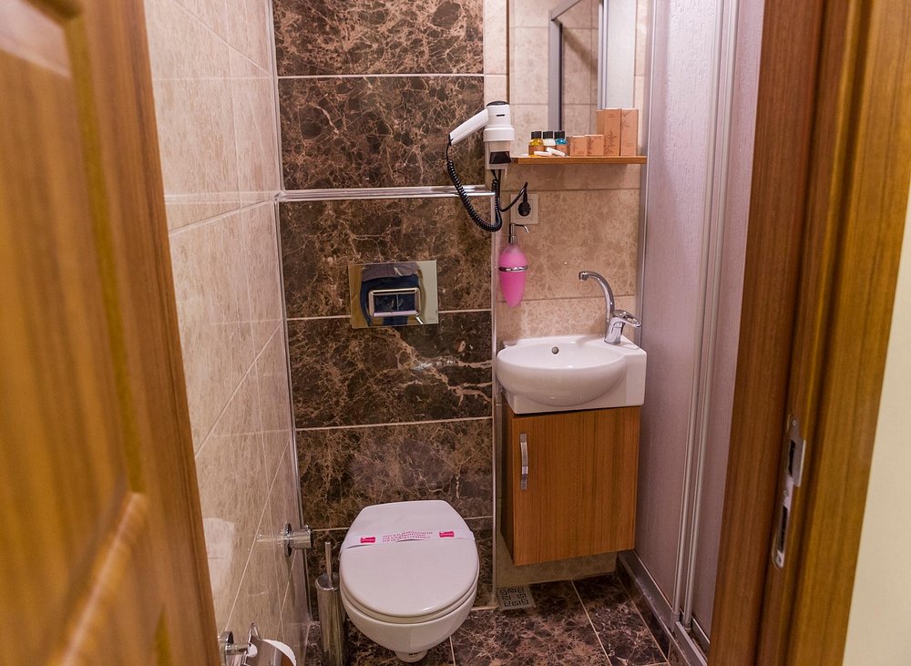 02-نمای-سرویس-بهداشتی-هتل-3-ستاره-فیده-استانبول-Dathroom-Hotel-3-Setare-Fide-Istanbul.jpg