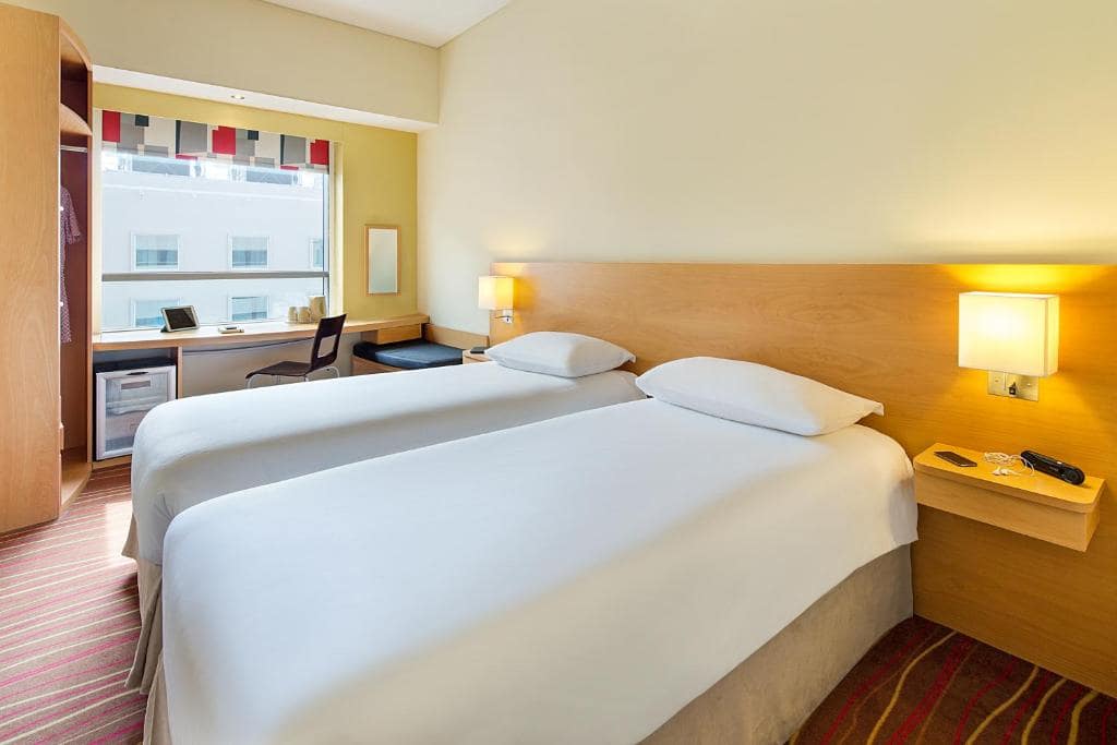 04-اتاق-خواب-هتل-3-ستاره-آیبیس-مال-آو-د-امارات-دبی-Ibis-Dubai-Mall-Of-The-Emirates-Bedroom.jpg