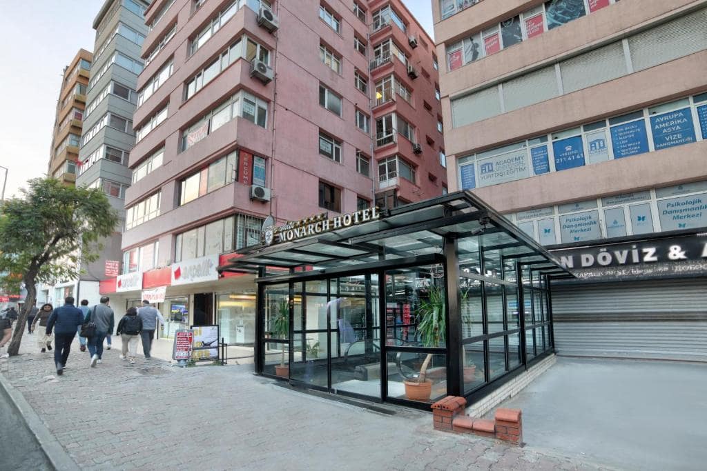 02-نمای-ورودی-هتل-4-ستاره-وایت-مونارچ-استانبول-Entrance-Hotel-4-Setare-White-Monarch-Istanbul.jpg