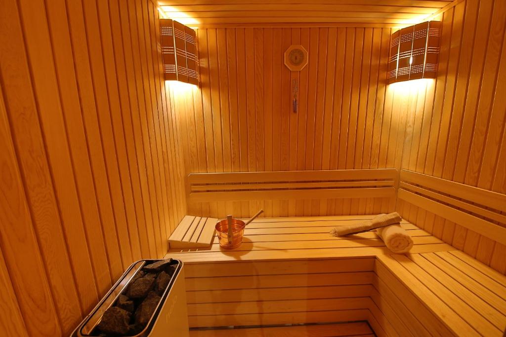 01-نمای-سونا-هتل-5-ستاره-رامادا-بای-ویندهام-مرتر-استانبول-Sauna-Hotel-5-setare-Wyndham-Merter-Istanbul-min.jpg