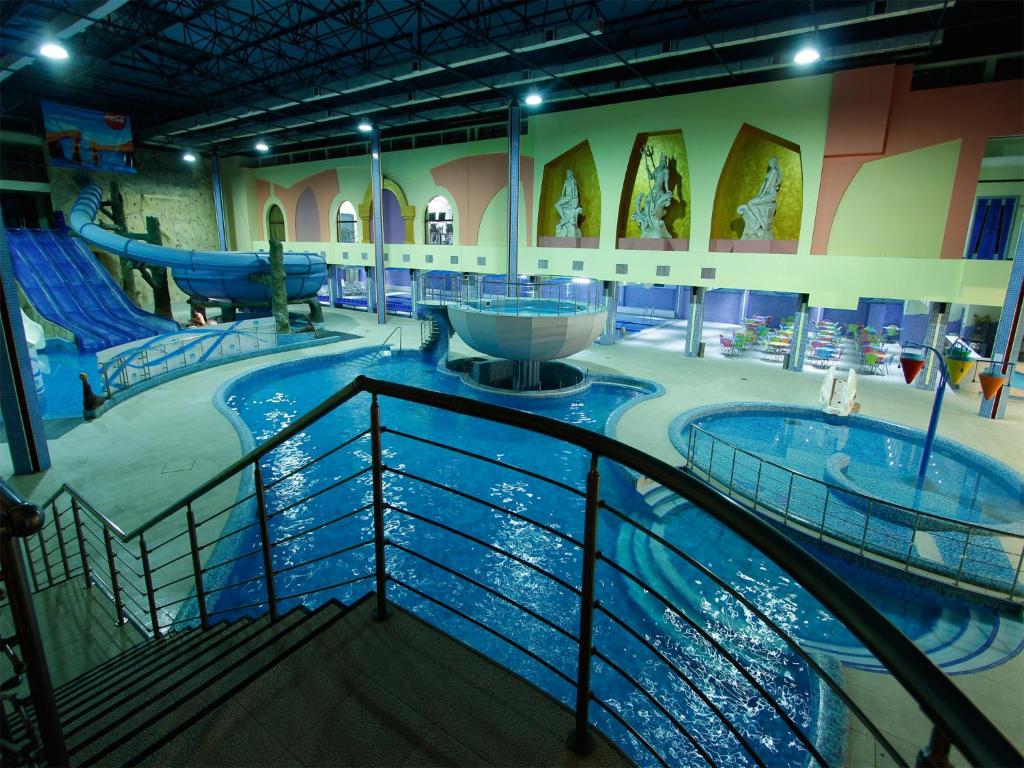 34 استخر هتل 4 ستاره ارمنیا ویلیج پارک ایروان ارمنستان Armenian Village Park Hotel Yerevan.jpg